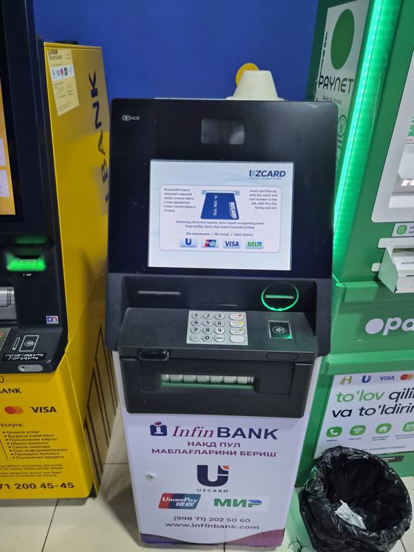 Банкомат InfinBANK (NCR) в Экобазаре между банкоматом Капиталбанка и терминалом Paynet: выдача наличных («Нақд пул маблағларини бериш»), карты Uzcard, UnionPay, «Мир»
