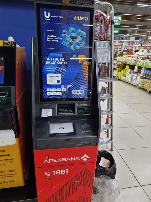 Банкомат Апексбанка с вертикальным сенсорным экраном (Uzcard, Humo) у торгового зала Экобазара