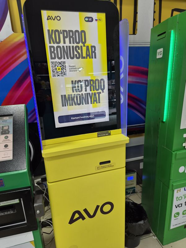 Киоск AVO bank в Экобазаре: выдача банковской карты на месте («Kartani hoziroq olish», «Выдача карты»)