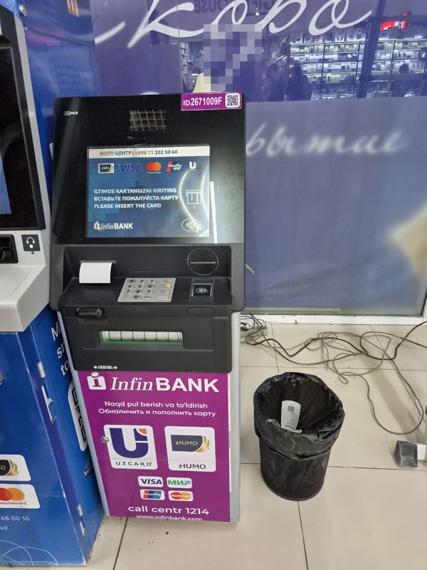Банкомат InfinBANK (NCR) у стеклянной стены в Экобазаре: выдача наличных и пополнение карты («Naqd pul berish va to'ldirish»), карты Uzcard, Humo, Visa, Mastercard, «Мир», UnionPay; call centre 1214