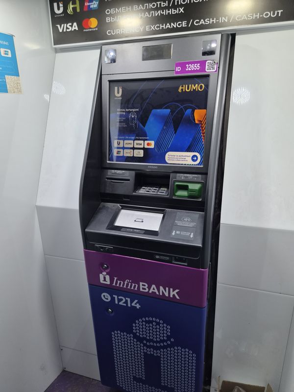 Банкомат InfinBANK (Hyosung) в белой кабине: экран приветствия, лоток выдачи и приёма наличных, бесконтактный считыватель, считыватель штрихкода