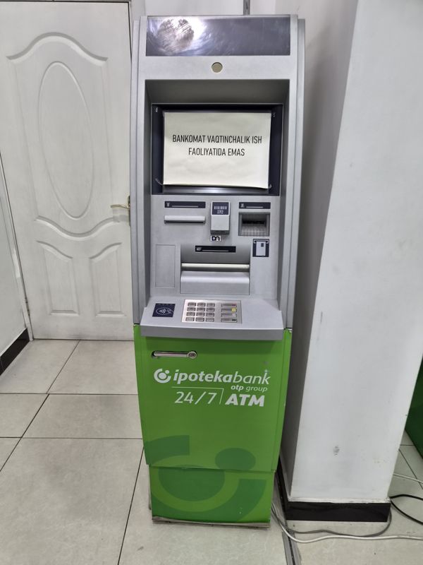Банкомат Ипотека-банка (OTP Group, 24/7 ATM) в помещении: на экране листок «Bankomat vaqtinchalik ish faoliyatida emas» (временно не работает)