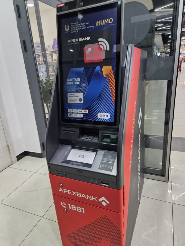 Банкомат Апексбанка (Hyosung) в торговом центре: экран «Kartani kiriting», оплата по NFC