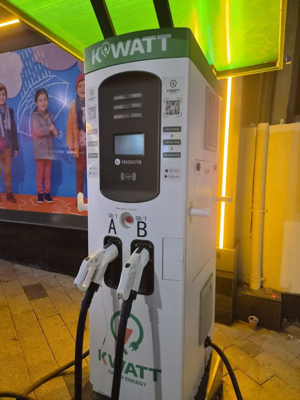 Зарядная станция для электромобилей KWATT Green Energy с двумя разъёмами A и B (GB/T), QR-коды для приложения, кнопка аварийной остановки, под навесом на улице