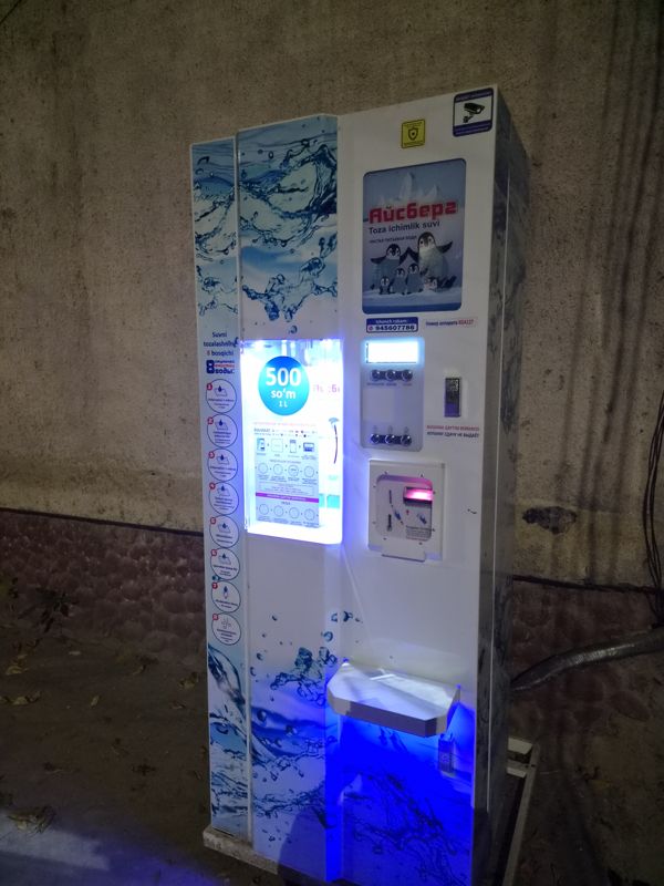 Уличный автомат питьевой воды «Айсберг» (Toza ichimlik suvi), 500 сум за 1 л, приём наличных и оплата по QR, номер аппарата KGA127