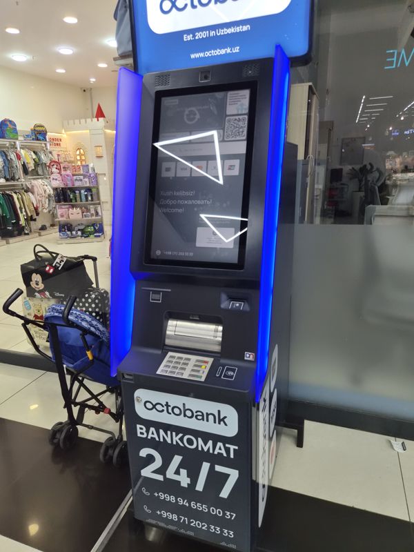 Банкомат Octobank «Bankomat 24/7» в торговом центре у витрины магазина