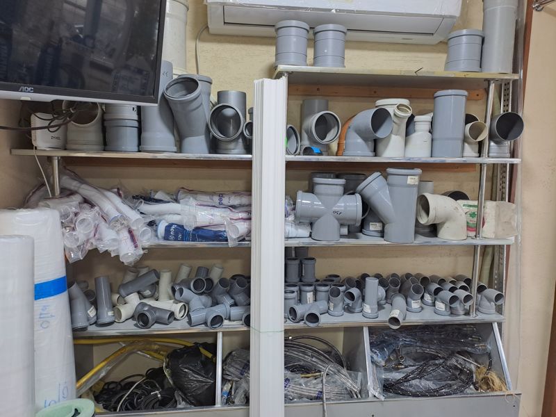 Стеллаж с канализационными трубами и фитингами, гибкой подводкой в магазине «Молоток»