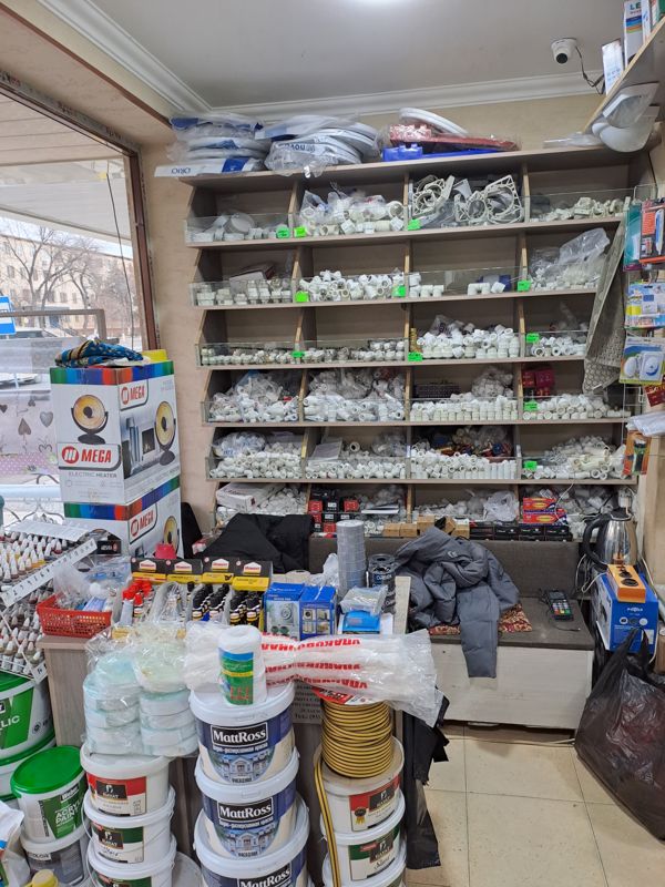 Уголок магазина «Молоток»: ячейки с полипропиленовыми фитингами, обогреватели Mega, краска