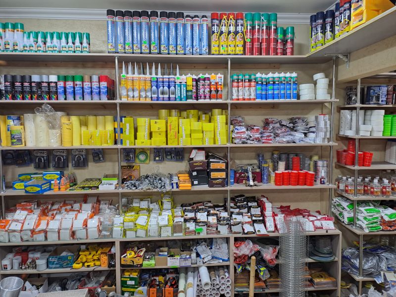 Стеллажи магазина «Молоток»: монтажная пена, герметики, скотч, замки, розетки