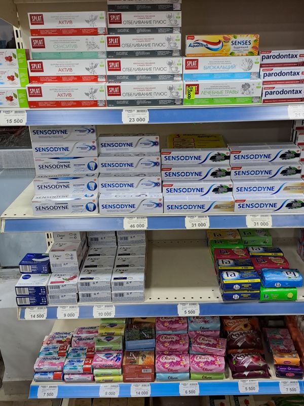 Полка с зубными пастами и мылом в Family Market