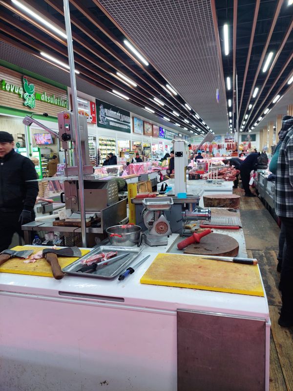 Рабочее место мясника в мясном ряду Экобазара: топоры, мясорубка, пила для костей