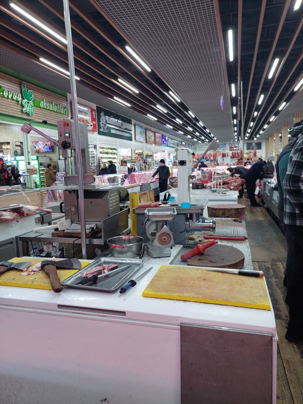 Рабочее место мясника в мясном ряду Экобазара: топоры, мясорубка, пила для костей