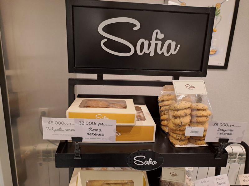Safia у Локомотива: стойка с вывеской, печенье в коробках и пакете