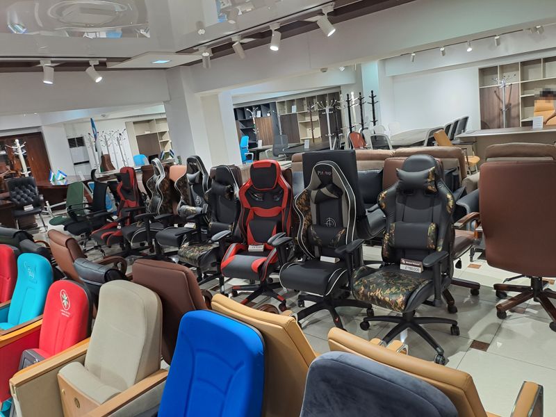 Игровые кресла Pitstop в ряд, кресла для залов на переднем плане, офисная мебель вдали