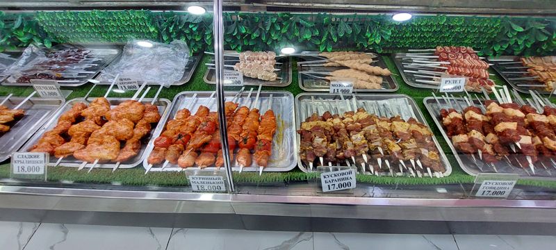 Витрина с шашлыками: куриные сладкие крылышки, куриный маленький на шпажках с помидорами, печень, печень с курдюком, молотый, рулет, кусковой баранина и говядина