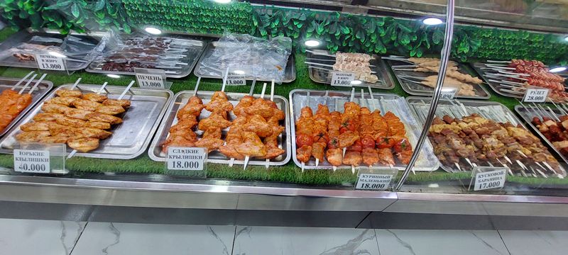 Витрина с шашлыками: горькие и сладкие куриные крылышки, куриный маленький с помидорами, печень в жиру, печень, печень с курдюком, молотый, рулет, кусковой баранина