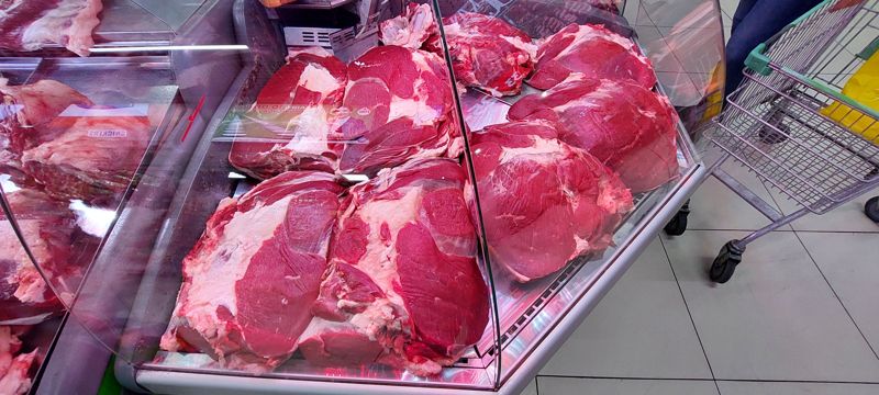 Угловая витрина с говядиной: крупные куски мякоти