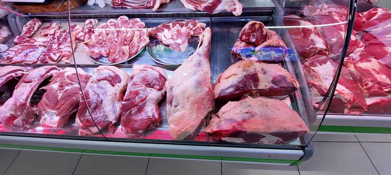 Витрина: баранина на подносах, ноги и лопатки, справа говядина