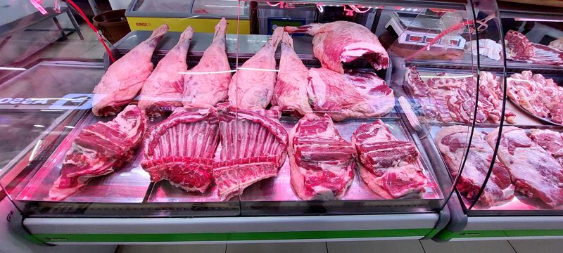 Витрина с бараниной: задние ноги, каре, лопатки и грудинка