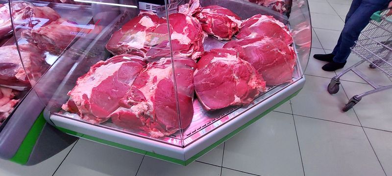 Угловая витрина с говядиной: крупные куски мякоти