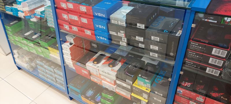 Витрина игровых мышей: Razer, ASUS ROG, VGN, Logitech, SteelSeries, Glorious; Redragon и Bloody справа