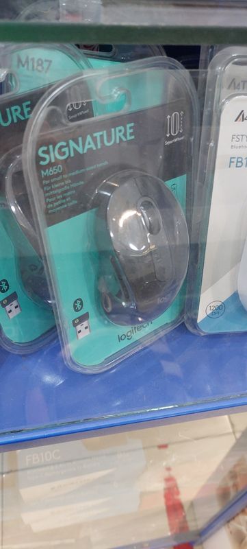Беспроводная мышь Logitech Signature M650 в блистере, рядом M187 и A4Tech Fstyler FB12