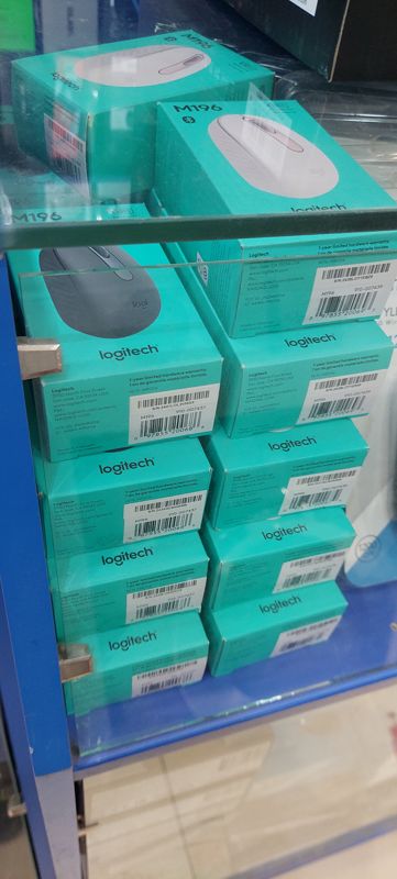 Беспроводные мыши Logitech M196 в коробках, стопка