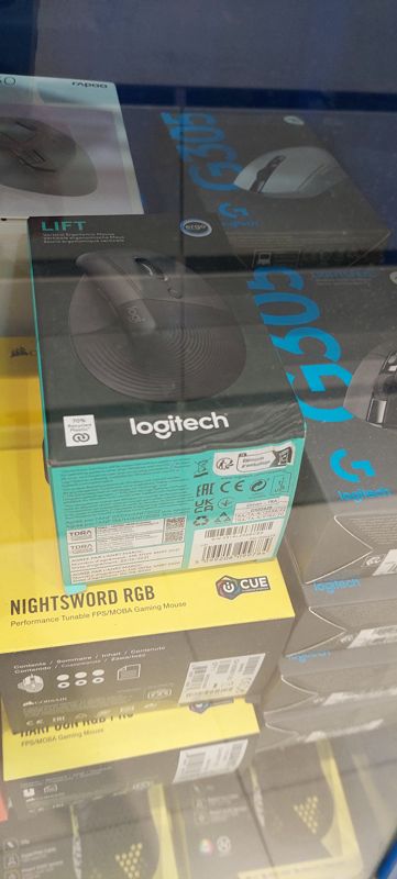 Эргономичная вертикальная мышь Logitech Lift в коробке; рядом Corsair Nightsword RGB и Logitech G305