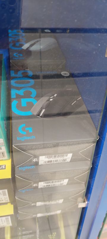 Стопка коробок беспроводной игровой мыши Logitech G305 Lightspeed