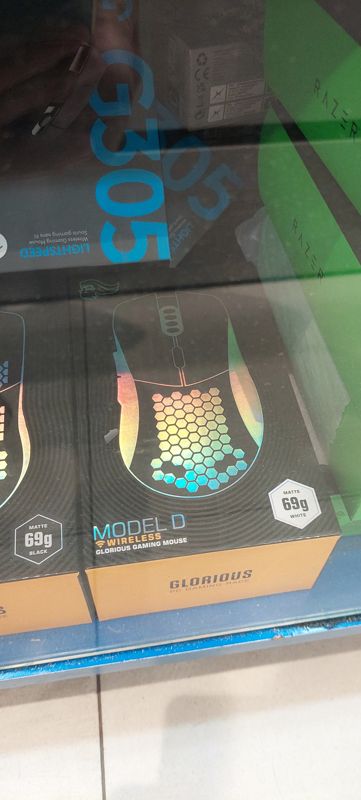 Беспроводная игровая мышь Glorious Model D Wireless (69 г) в коробках; сверху Logitech G305