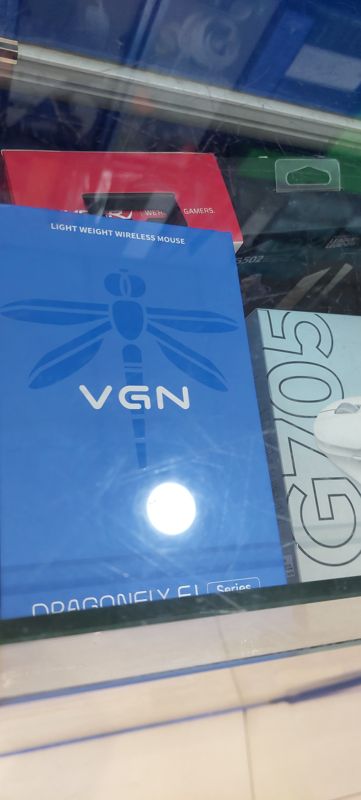 Лёгкая беспроводная мышь VGN Dragonfly F1 Series в синей коробке; рядом Logitech G705 и G502