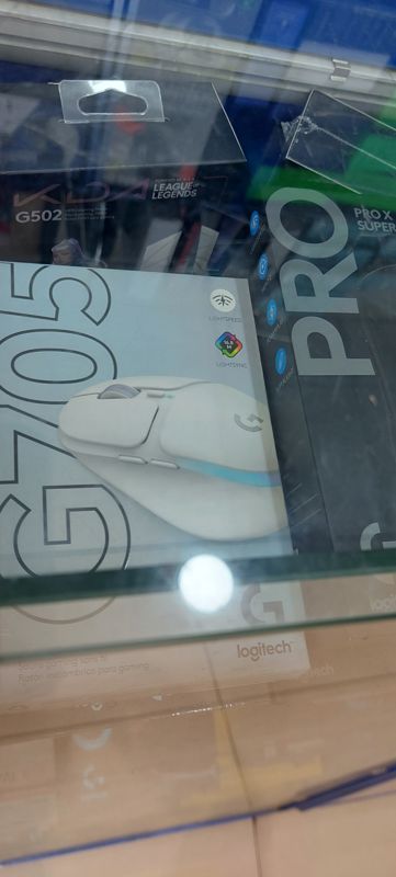 Беспроводная игровая мышь Logitech G705 белая в коробке; рядом G Pro X Superlight и G502 KDA