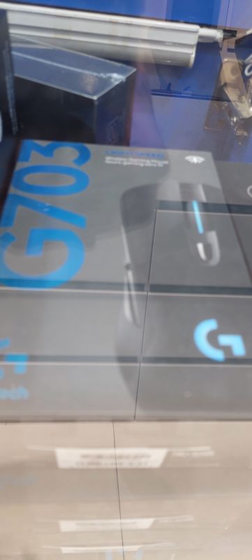 Беспроводные игровые мыши Logitech G703 Lightspeed в коробках, фото не в фокусе
