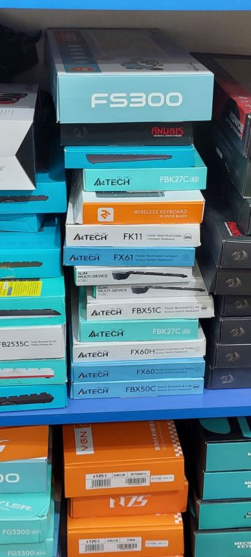 Стопки коробок клавиатур A4Tech Fstyler, 2E и Redragon Anubis; ниже VGN N75 механические клавиатуры