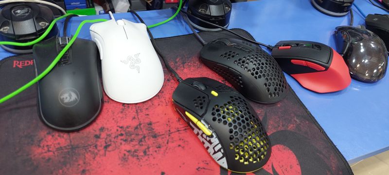 Игровые мыши на коврике Redragon: Redragon, Razer, HyperX, красная и прозрачная мыши