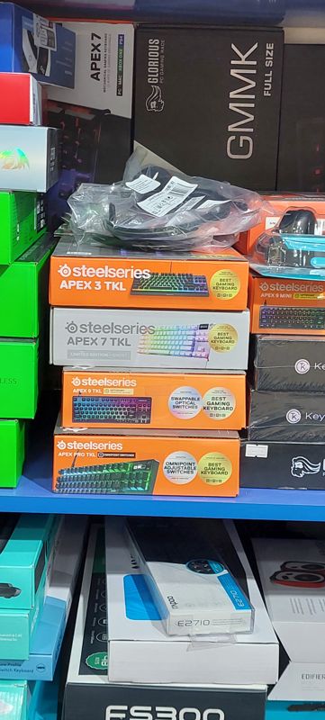 Полка с клавиатурами SteelSeries Apex, Glorious GMMK, Keychron; ниже Rapoo, Edifier, A4Tech