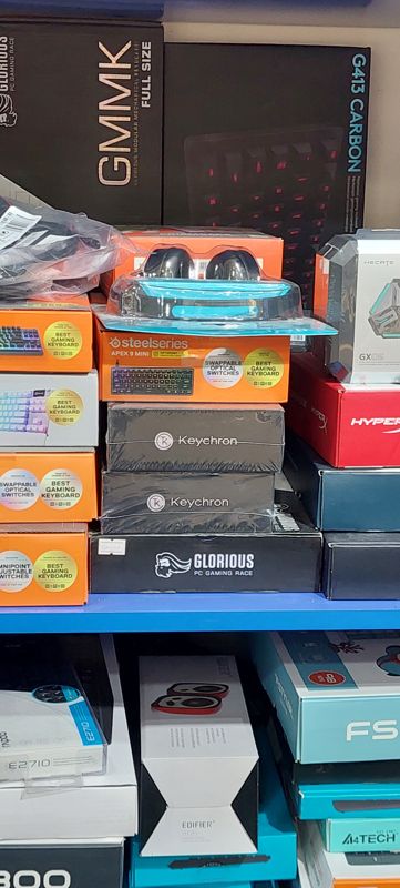 Полка с клавиатурами SteelSeries Apex 9 Mini, Keychron, Glorious, Logitech G413 Carbon, HyperX; ниже Rapoo и Edifier