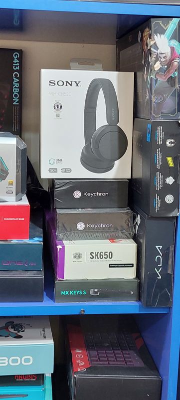 Полка: наушники Sony WH-CH520, клавиатуры Keychron, Cooler Master SK650, Logitech MX Keys S, G413 Carbon