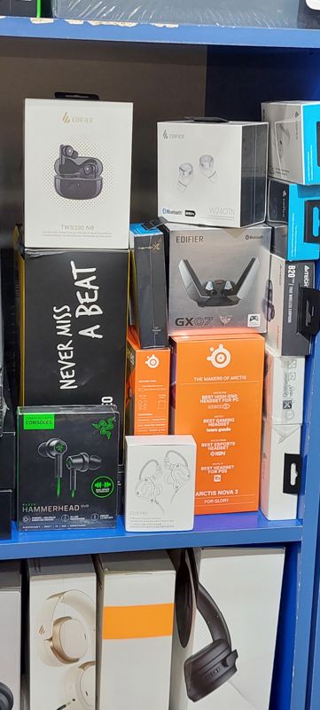Полка с беспроводными и проводными наушниками: Edifier, Razer, SteelSeries Arctis Nova 3, A4Tech