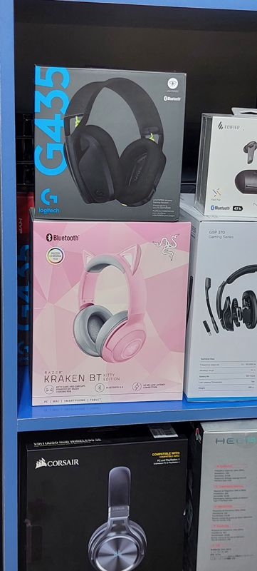 Полка с игровыми гарнитурами: Logitech G435, Razer Kraken BT Kitty Edition, Corsair Virtuoso RGB Wireless SE