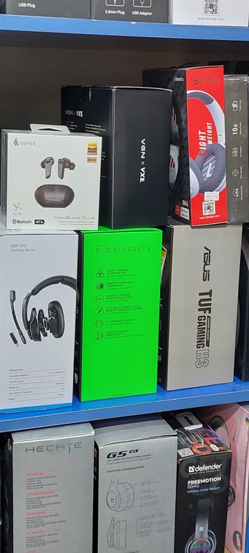 Полка с игровыми гарнитурами и наушниками: Razer BlackShark V2 X, ASUS TUF Gaming H3, Bloody, Defender Freemotion, Hecate, Edifier