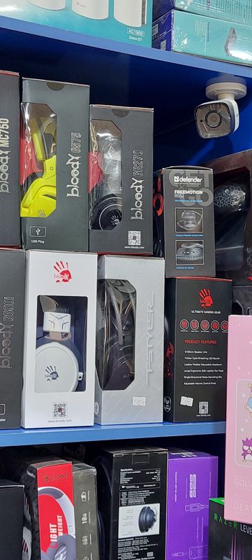 Полка с гарнитурами Bloody (G575, GR270, MC750, G600i), A4Tech Fstyler и Defender Freemotion; сверху роутеры TP-Link Deco