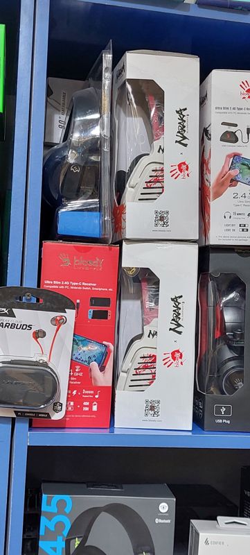 Полка с гарнитурами Bloody x Naraka Bladepoint, ресиверами Bloody Ultra Slim 2.4G и наушниками HyperX