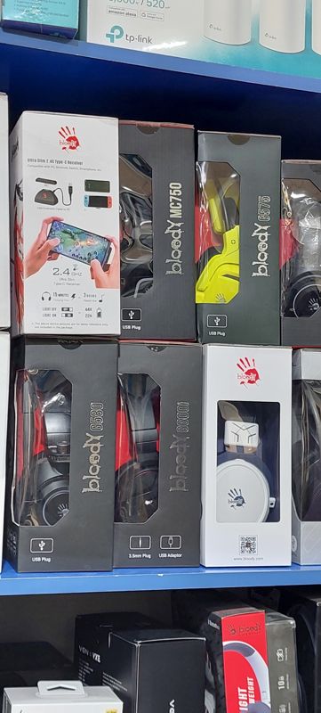 Полка с гарнитурами Bloody: MC750, G575, G580, G600i и приёмник Ultra Slim 2.4G; сверху TP-Link