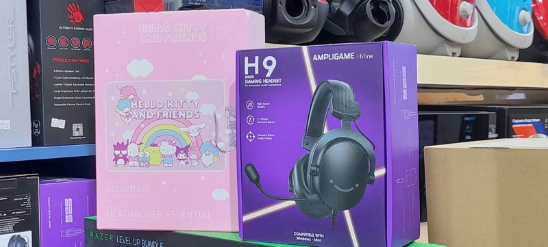 Коробки: набор Razer Hello Kitty and Friends (коврик + мышь) и игровая гарнитура Ampligame fifine H9