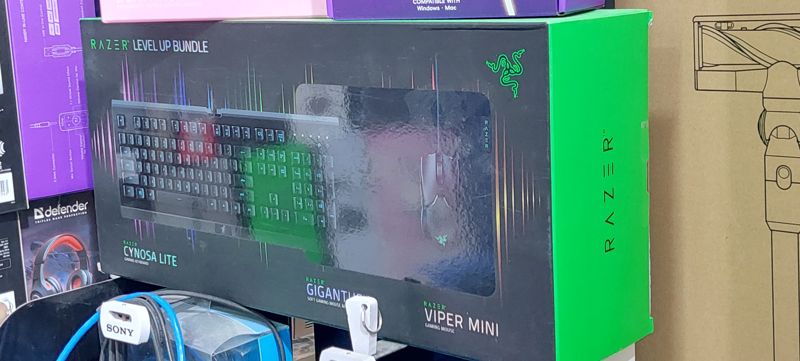 Коробка Razer Level Up Bundle: клавиатура Cynosa Lite, коврик Gigantus и мышь Viper Mini