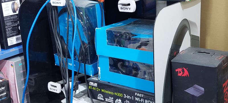 Коробки: гарнитуры Logitech, роутер ASUS RT-N12+, наушники Panasonic, коробка Redragon