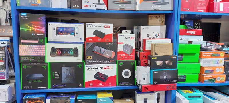 Стеллаж с игровыми аксессуарами: Razer, AVerMedia, PlayStation Backbone, Logitech, Rapoo, Govee