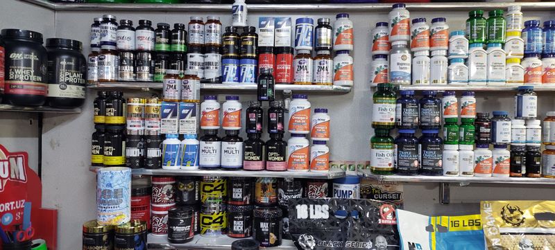 Стена магазина спортпитания: трибулус, ZMA, мультивитамины, омега-3, предтрени и протеины Optimum Nutrition, цен нет