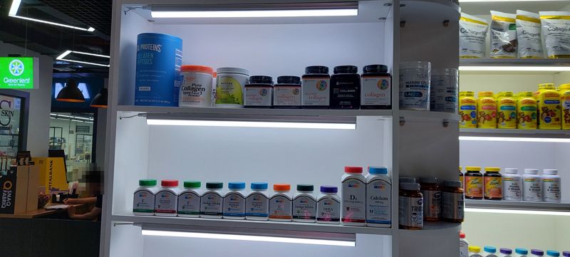 Стеллаж O2 Herbs: коллаген (Vital Proteins, Doctor's Best, youtheory), 21st Century (витамины, хром, гинкго, DHEA)